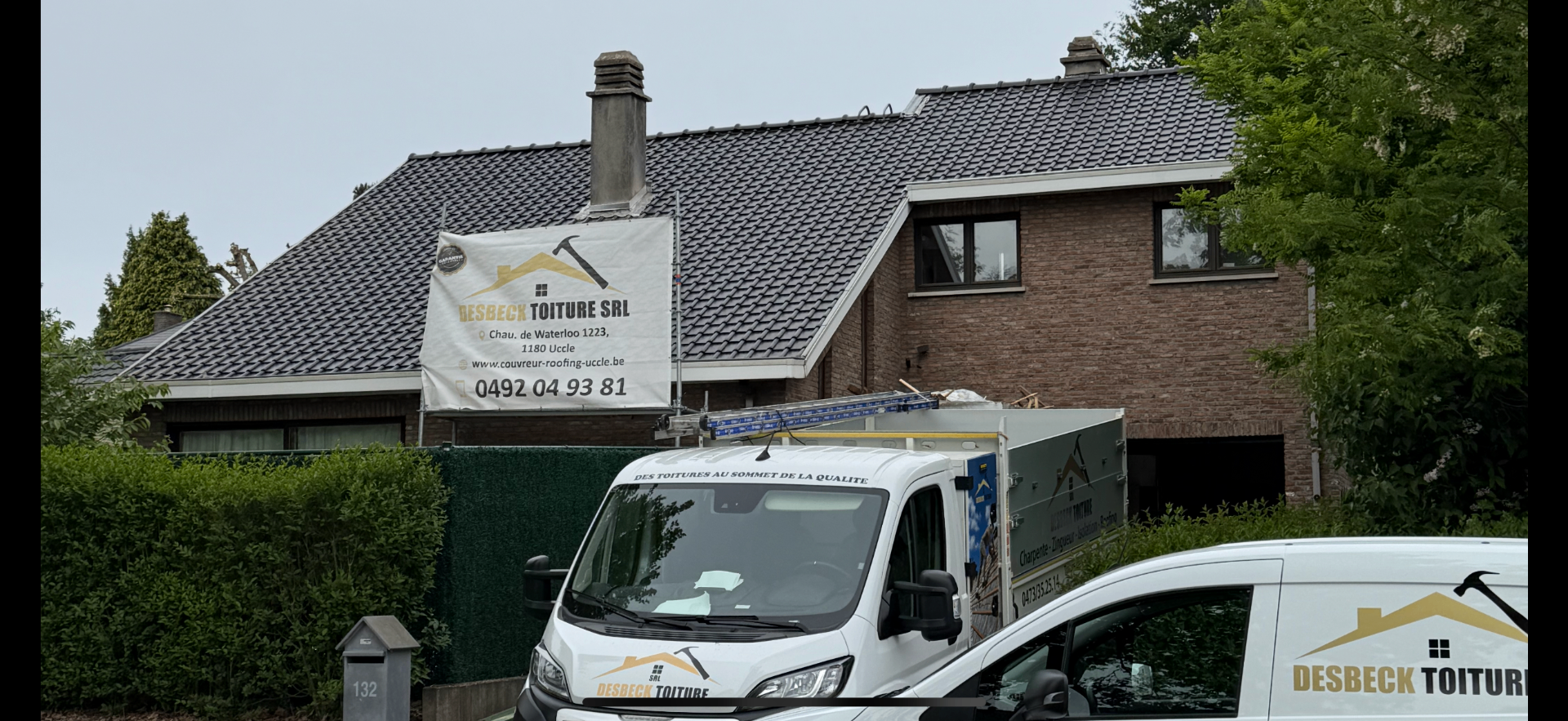 Toiture neuve en tuiles noires posée par Roof Desbeck à Uccle