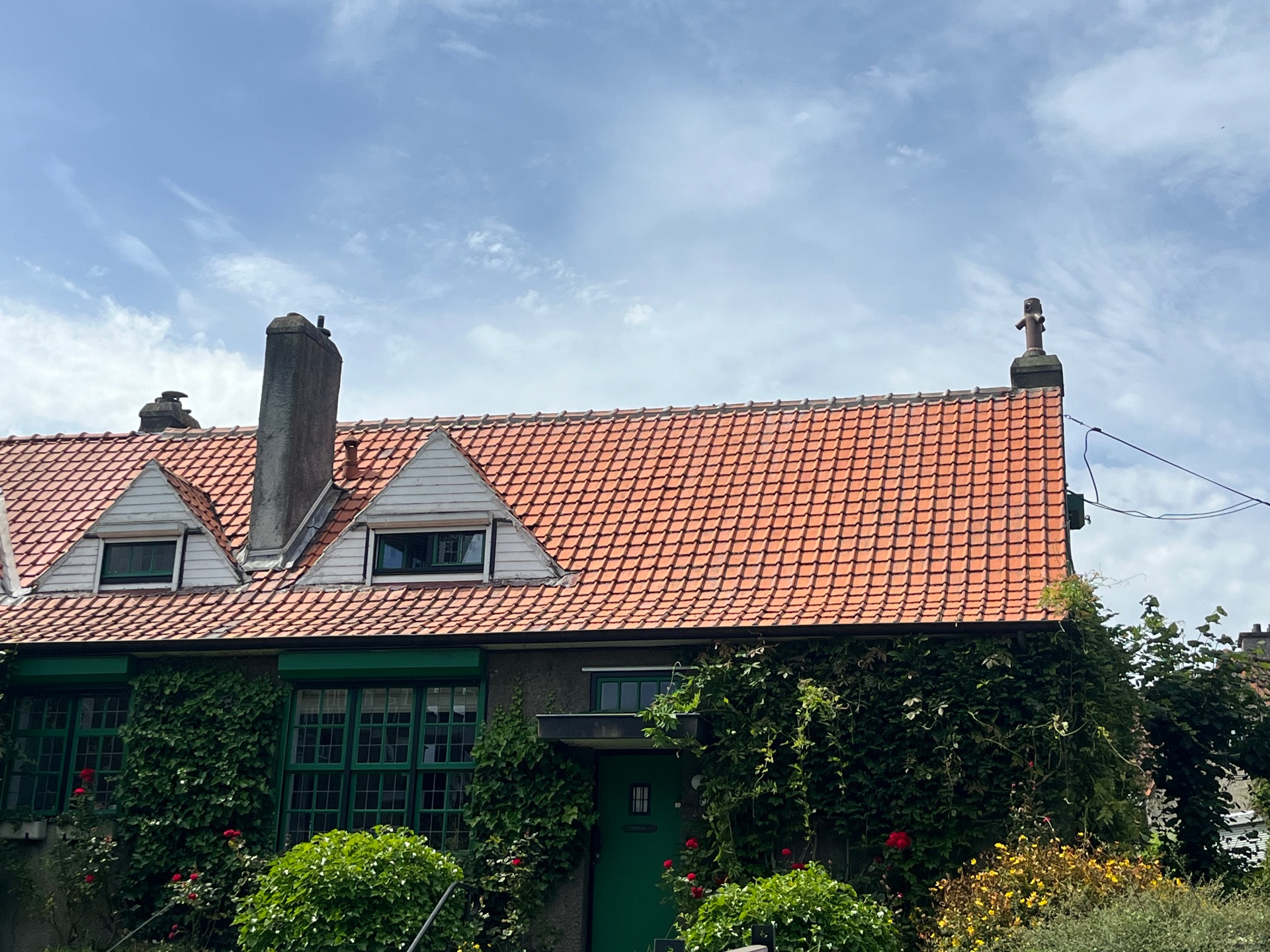 Toiture en tuiles rouges rénovée par Roof Desbeck