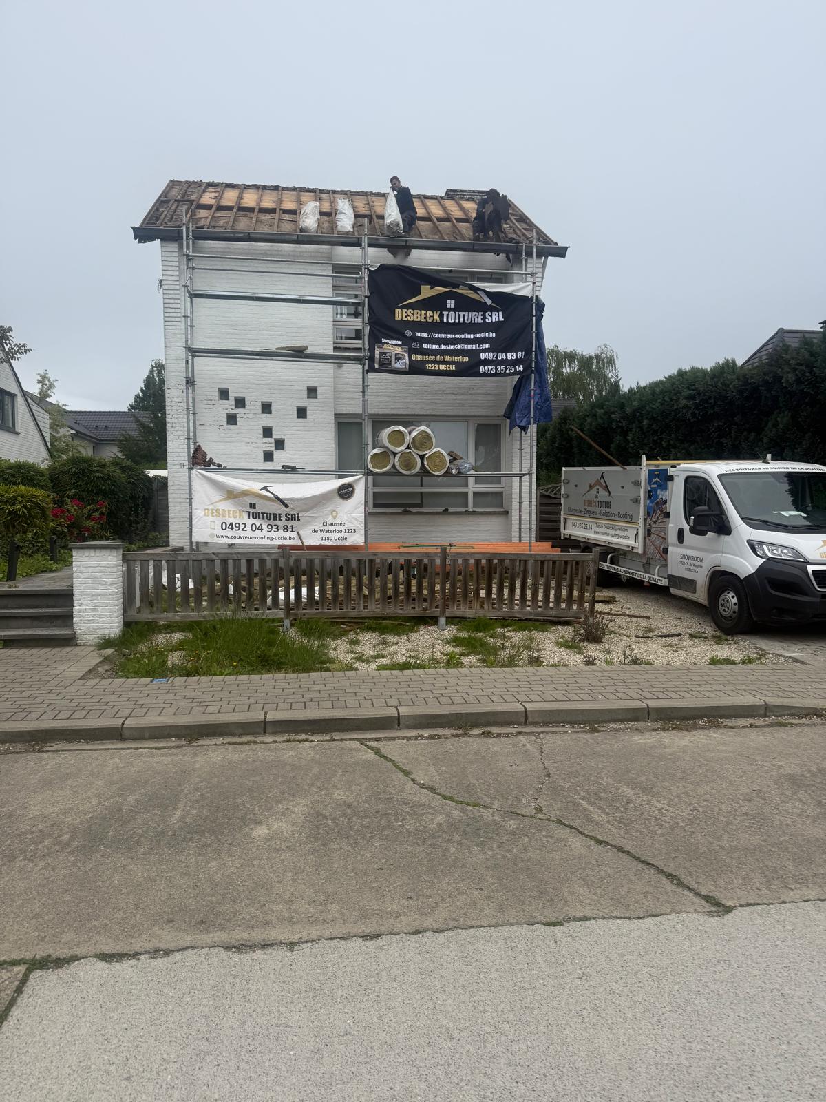 Étape 1 d'un nettoyage de toiture par Roof Desbeck